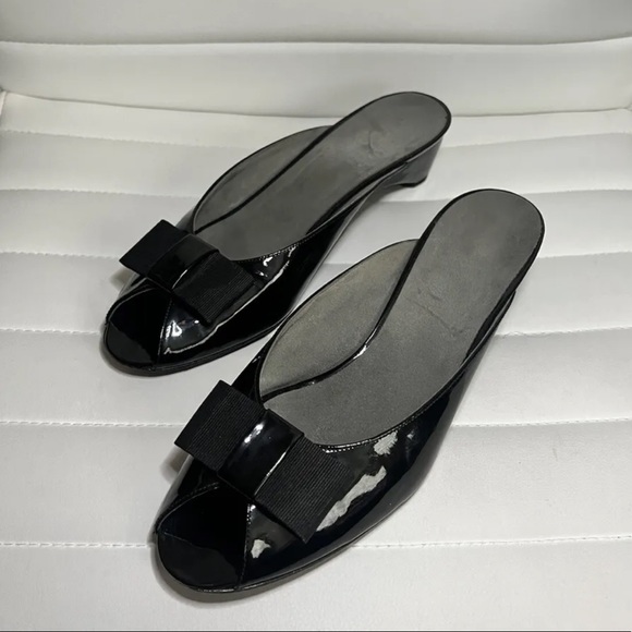 Stuart Weitzman Womens Size 8.5 Black Patent Leather Bow Slides
